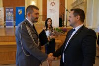 Prezes BPK Bytom Dawid Zięba gratuluje Komendantowi Miejskiemu Policji w Bytomiu