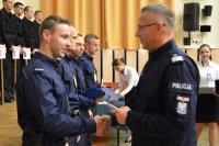 Nagrodzenie bytomscy policjanci otrzymują gratulacje