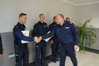 Komendant Hajda gratuluje Dawidowi Kowalik
