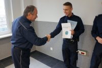 Komendant Gawor gratuluje Dawidowi Kowalik