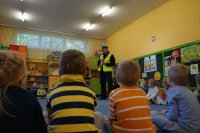 Dzieci przysłuchujące się prelekcji policjanta
