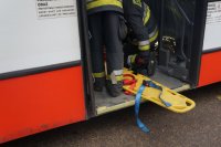 Strażacy wnieśli nosze do autokaru