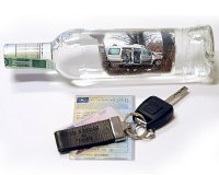 Na białym tle dowód rejestracyjny, kluczyki samochodowe i butelka wódki