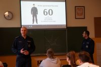 Komendant  i dzielnicowy z komisariatu w Stroszku prowadzą spotkanie