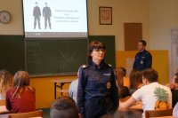 Dzielnicowy i policjantka prowadzą spotkanie