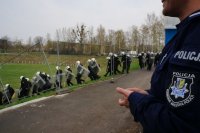 Mundurowi ćwiczący na stadionie