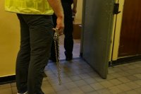 Policjant trzymający kajdany