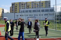 Policjanci WRD omawiają uczniom trasę przejazdu na boisku szkolnym