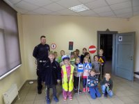 Policjant drogówki prowadzi spotkanie z dziećmi