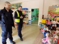 Policjant drogówki i dzielnicowi prowadzący spotkanie z dziećmi