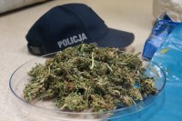 czapka policyjna oraz narkotyki