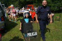 dziecko idzie wraz z policjantem