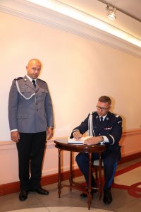 Generał Andrzej Szymczyk podczas wpisu do księgi pamiątkowej
