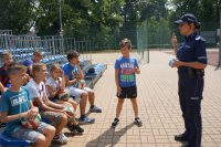 policjantka opowiada dzieciom