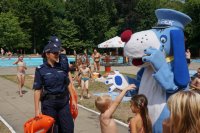 policjantki z dziećmi przy basenie