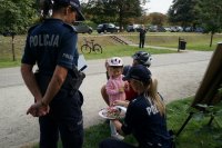policjantka częstuje dzieci