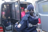 policjantka pokazuje dzieciom kratę radiowozu