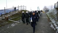 policjanci biegną na stadion