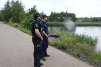 policjanci patrolują okolice zbiorników wodnych