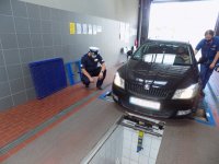 policjant sprawdza stan techniczny pojazdu