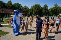 policjantka na basenie z dziećmi
