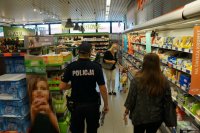 policjanci kontrolują klientów sklepu