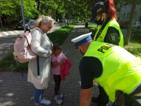 policjant rozmawia z dziećmi
