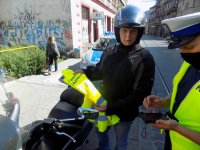 policjant rozmawia z motorowerzystą