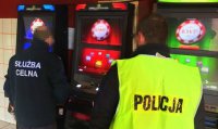 policjanci wraz z celnikami zabezpieczają automaty do gier hazardowych