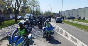 Policjanci przygotowujący się do eskorty motocykli