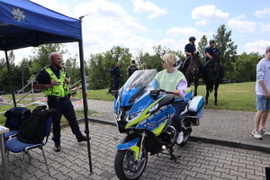 Policyjny motor oraz policjanci na koniach