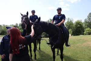 Policjanci na koniach z uczniami klas policyjnych