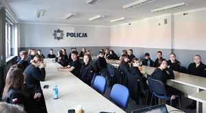 Na zdjęciu widzimy uczniów klasy mundurowej w Komendzie Miejskiej Policji w Bytomiu.