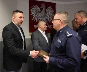Emeryci policyjni przyjmują podziękowania z rąk Komendanta Miejskiego Policji w Bytomiu i jego zastępców