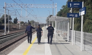 Na zdjęciu policjanci i funkcjonariusz służby ochrony kolei na peronie.