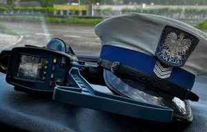 Na zdjęciu widoczna czapka policyjna, obok urządzenie do pomiaru prędkości